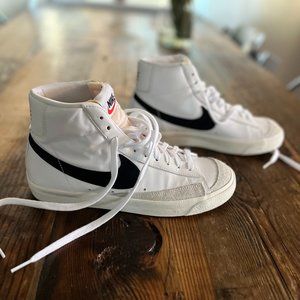(Like New) Women's Nike Blazer Mid '77